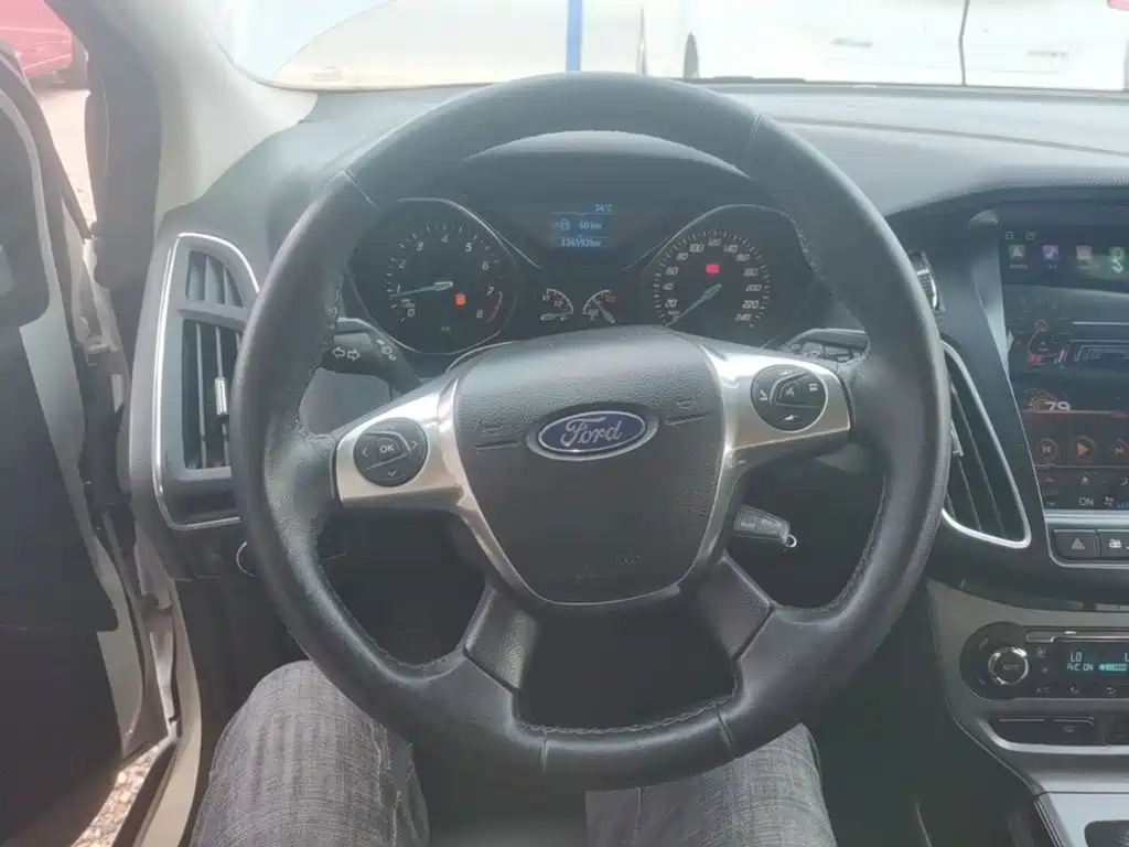 Ford Focus 2014 — фото 11