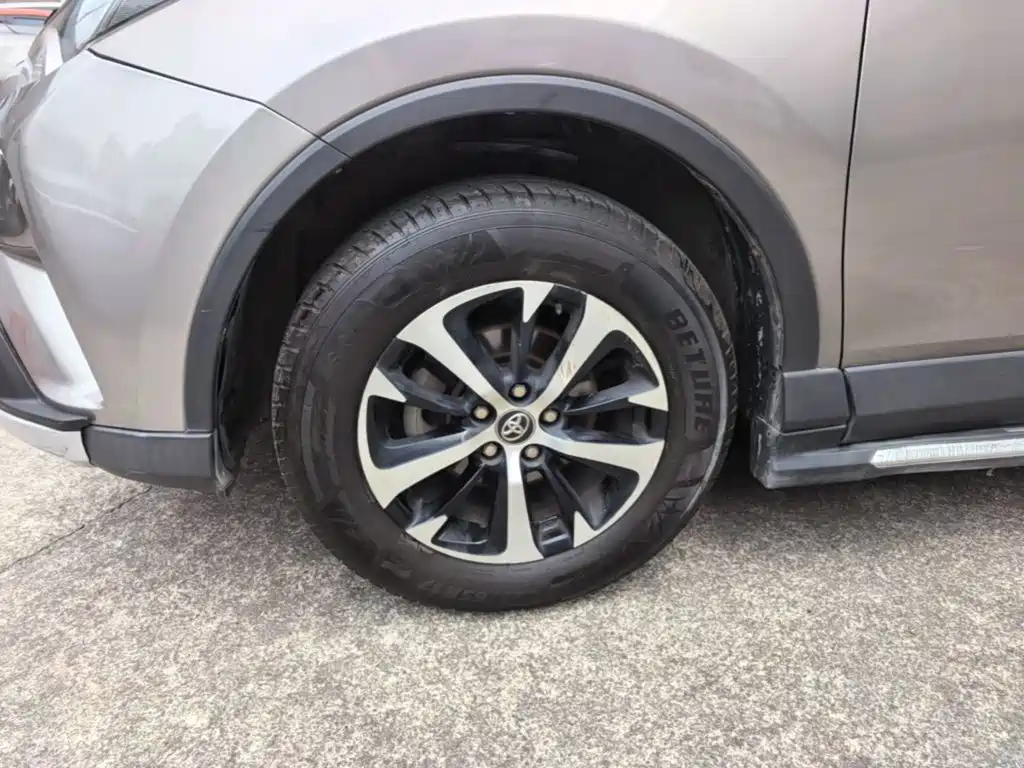 Toyota RAV4 2018 — фото 23