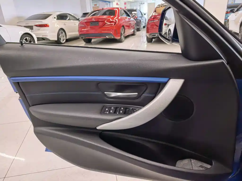 BMW 3 Series 2019 — фото 13