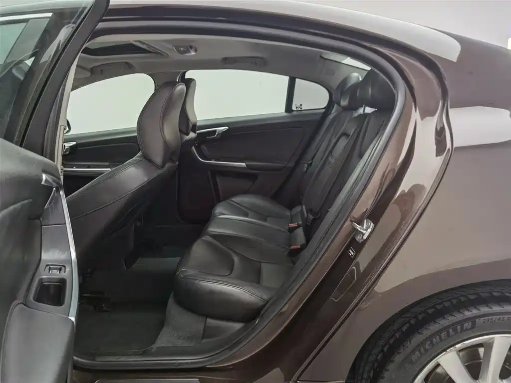 Volvo S60 2018 — фото 15