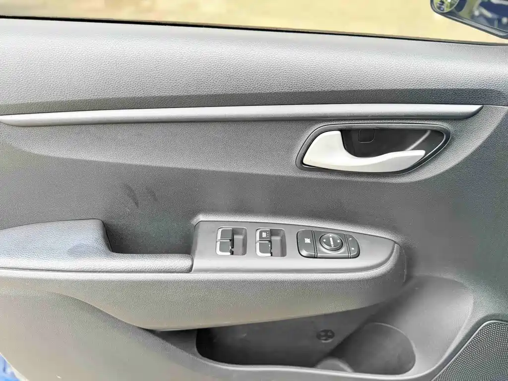 Kia K2 2017 — фото 10