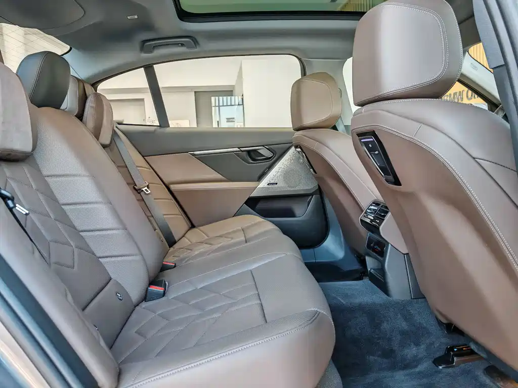 BMW 5 Series 2025 — фото 16