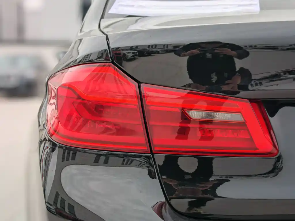BMW 5 Series 2017 — фото 10