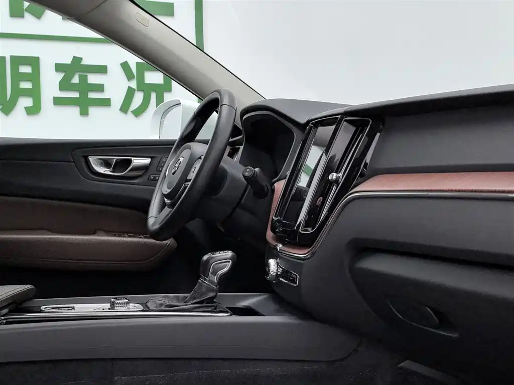 Volvo XC60 2020 — фото 22