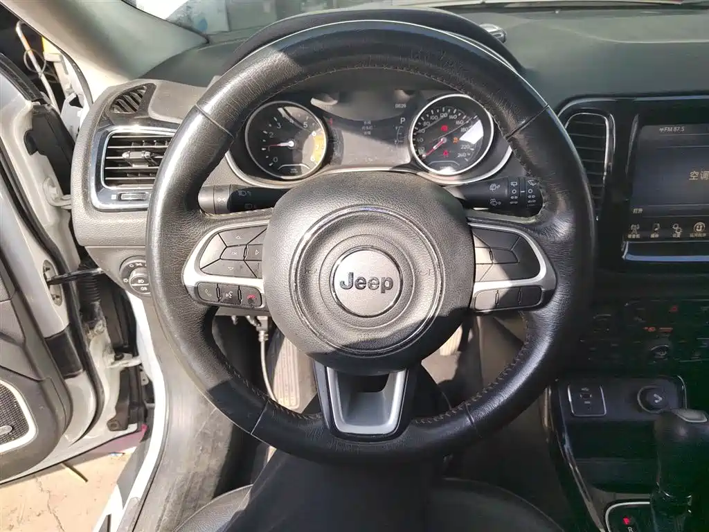 Jeep Compass 2017 — фото 11