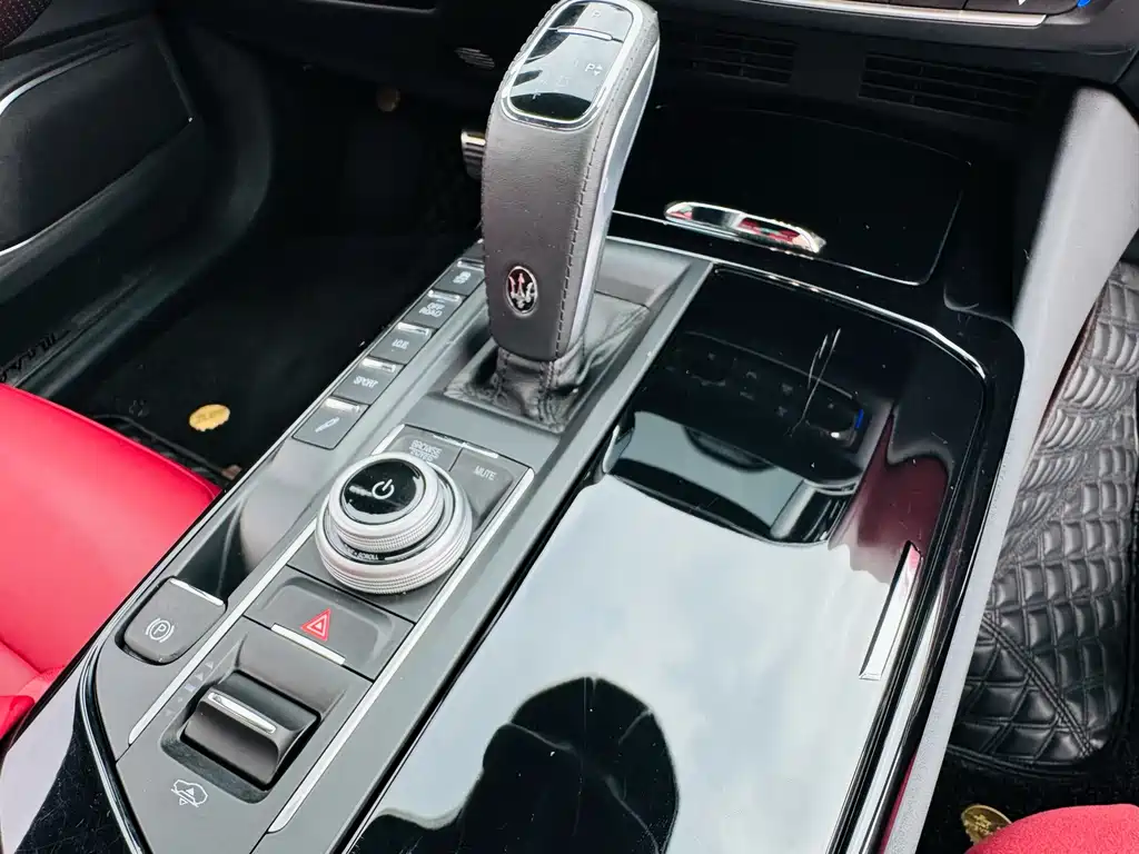 Maserati Levante 2023 — фото 10
