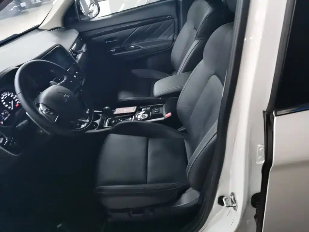 Mitsubishi Outlander 2019 — фото 15