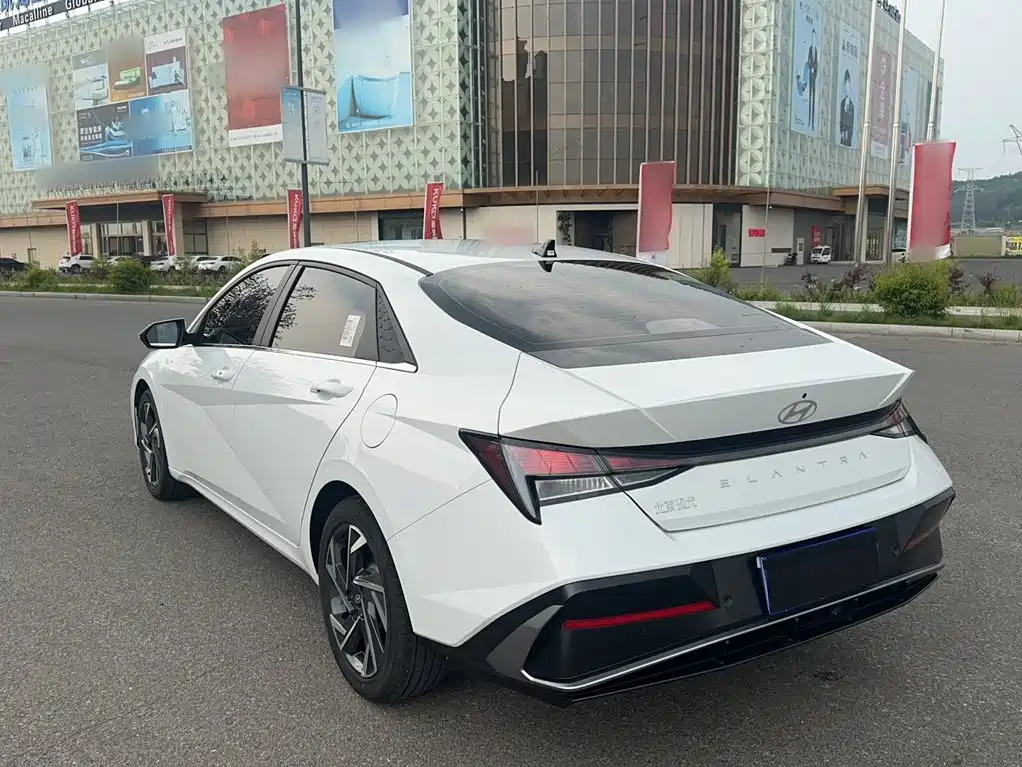 Hyundai Elantra 2025 — фото 10