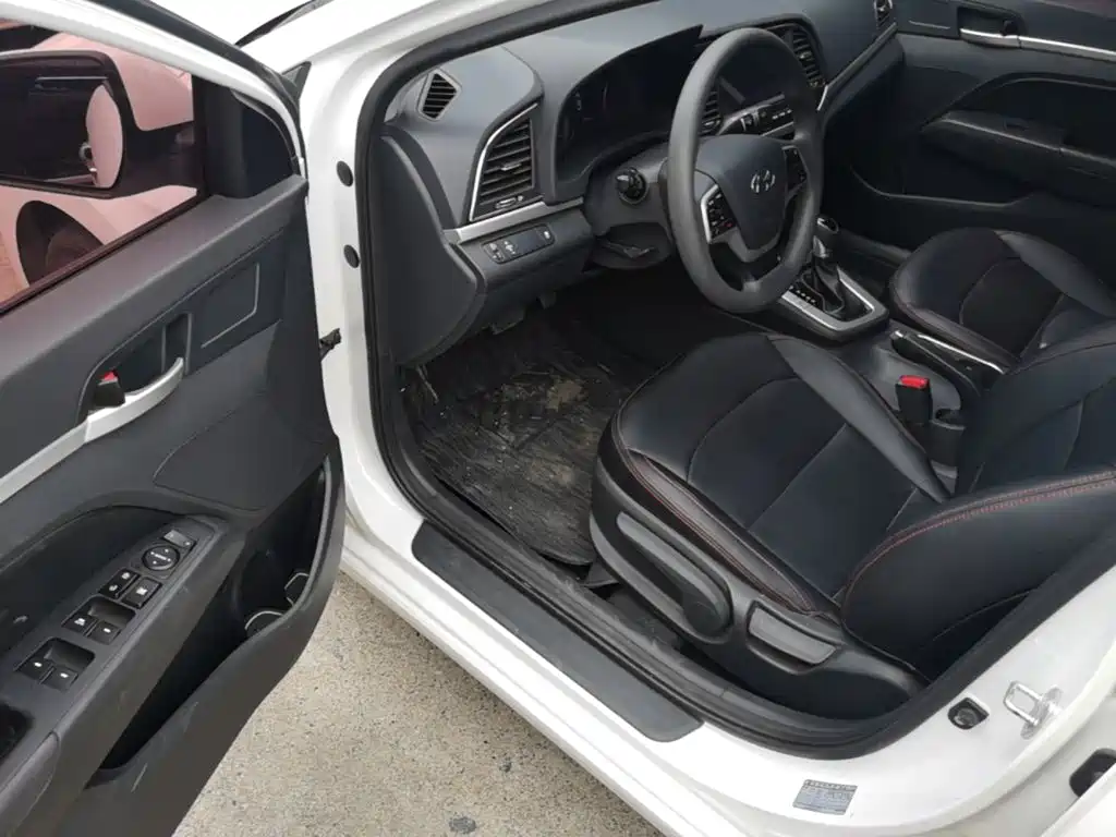 Hyundai Elantra 2018 — фото 16