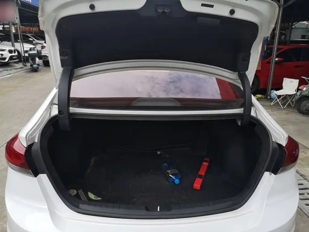 Hyundai Elantra 2018 — фото 19