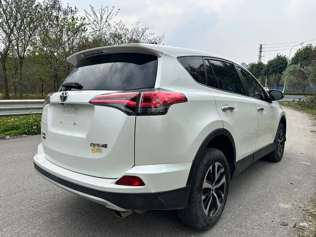 Toyota RAV4 2019 — фото 4