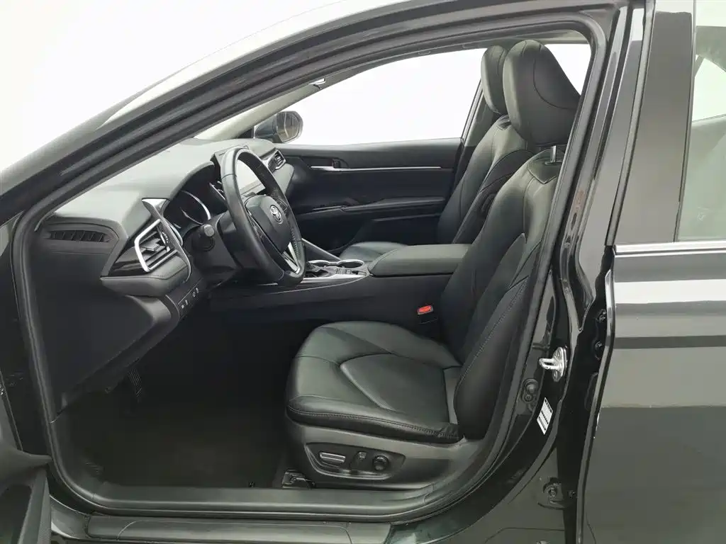 Toyota Camry 2021 — фото 10