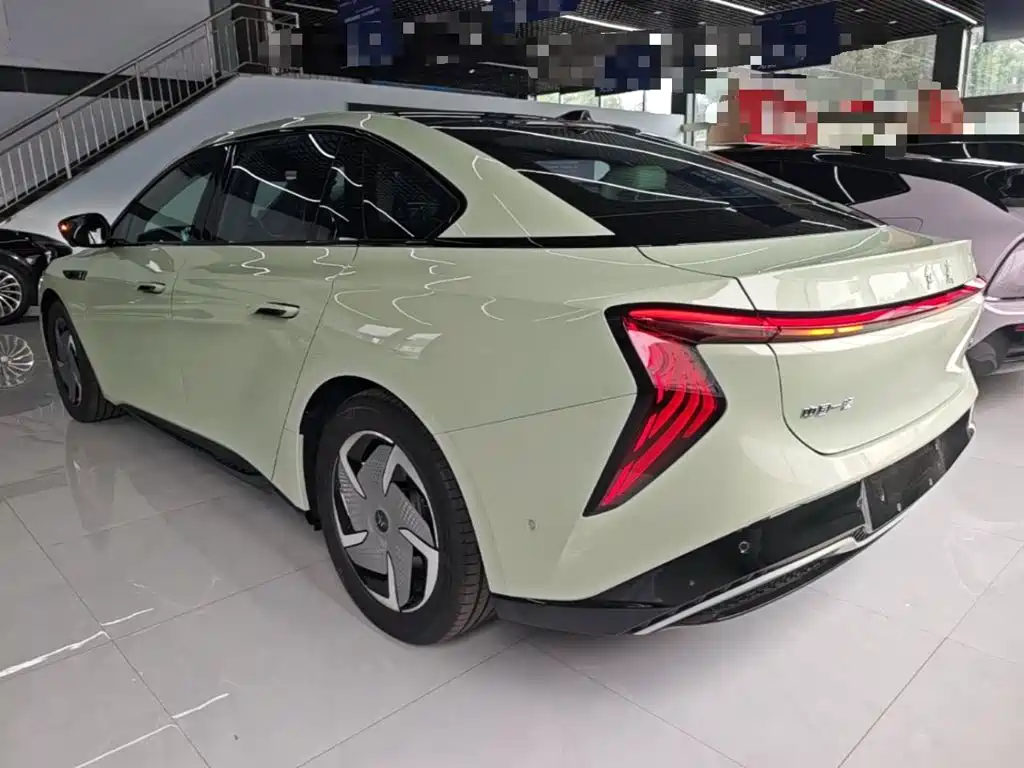 Hongqi EH7 2025