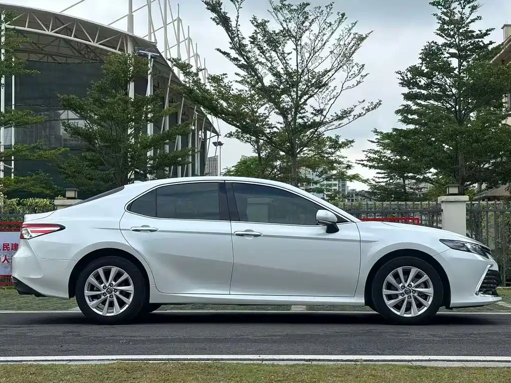 Toyota Camry 2021 — фото 4