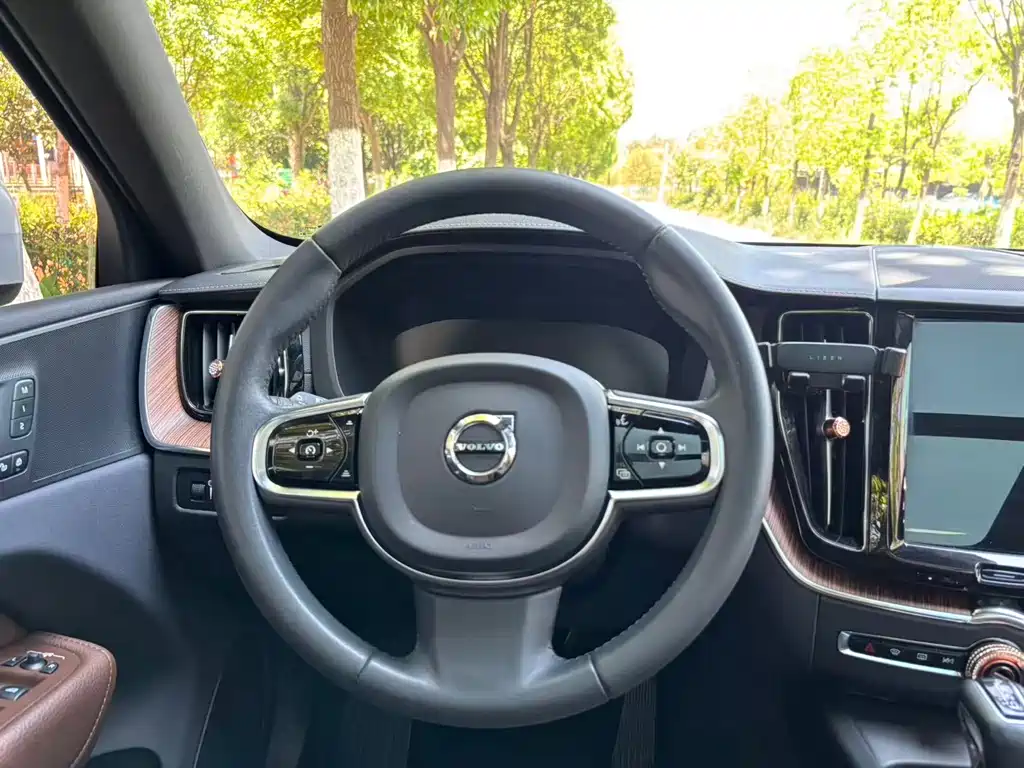 Volvo XC60 2021 — фото 13