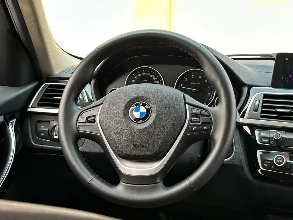 BMW 3 Series 2019 — фото 19