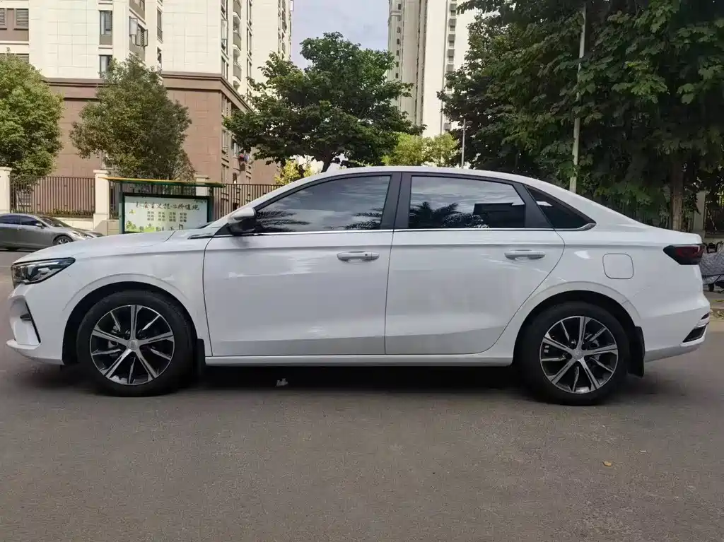 Geely Emgrand 2022