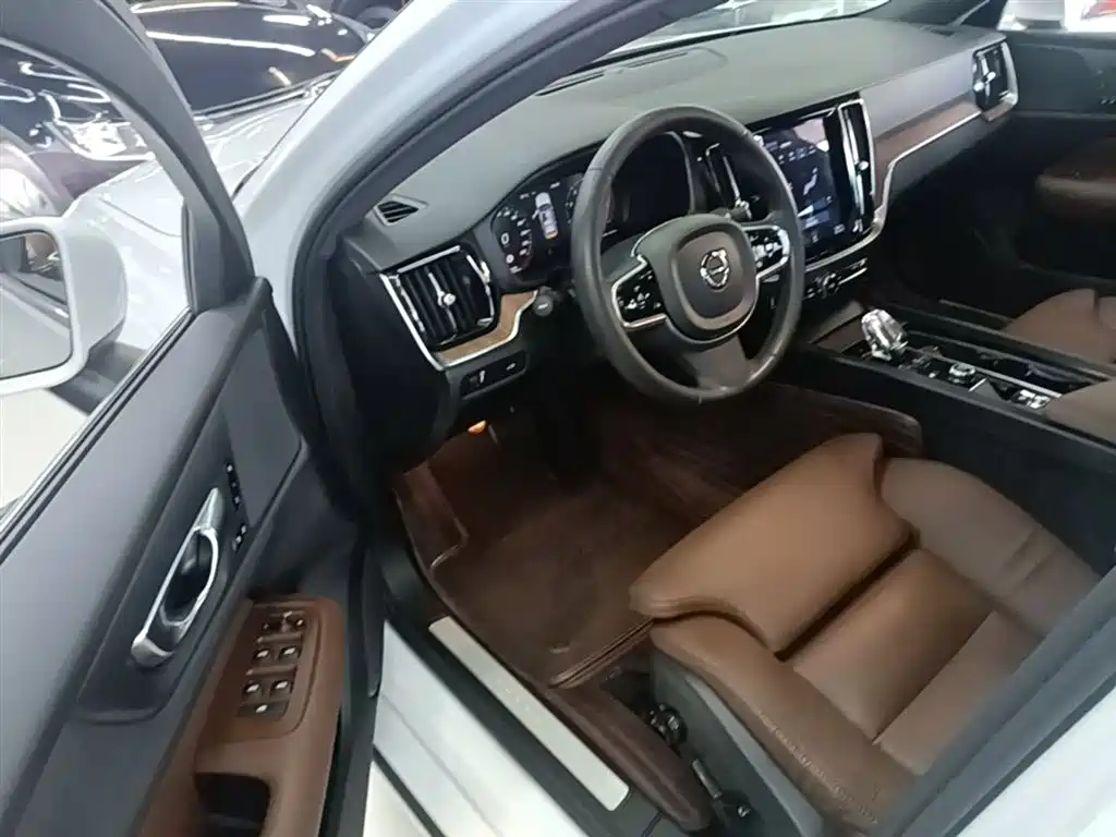 Volvo S60 2022 — фото 16