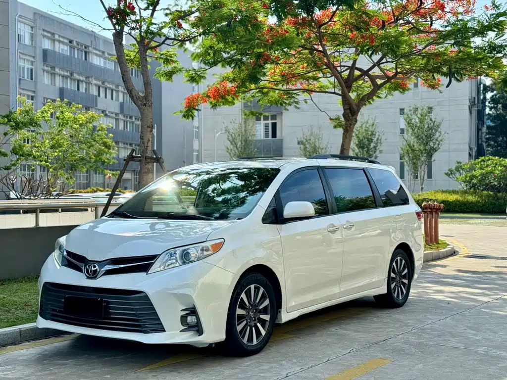 Toyota Sienna 2020 — фото 1