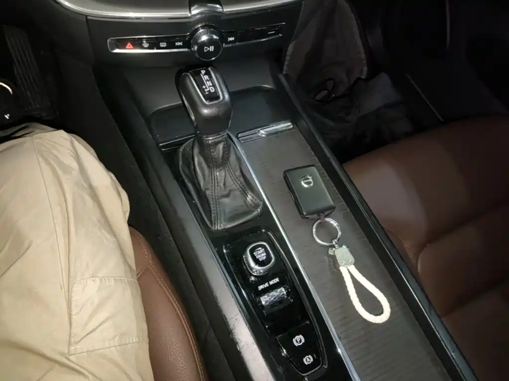 Volvo XC60 2019 — фото 14