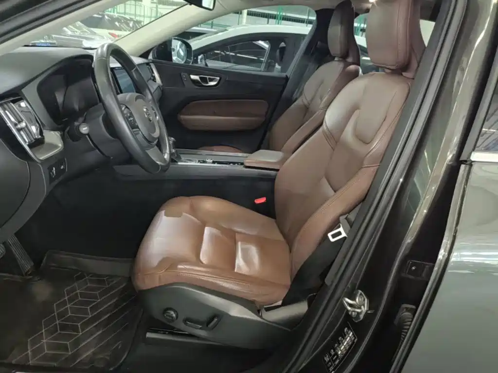 Volvo XC60 2019 — фото 15