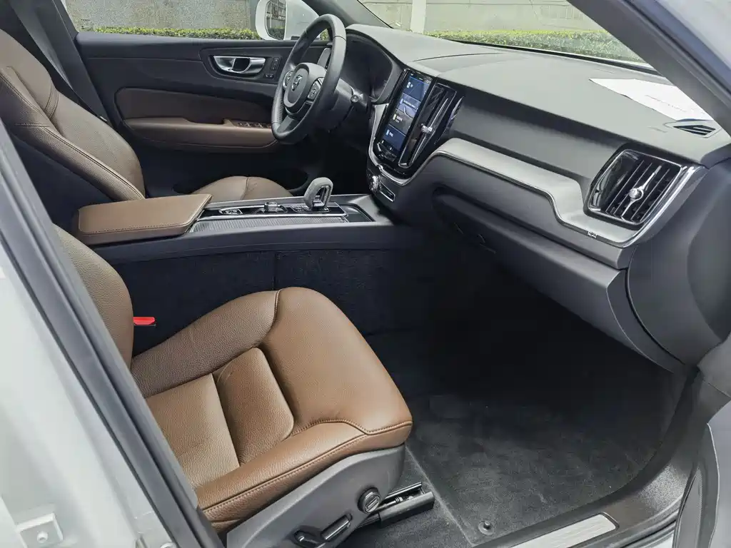Volvo XC60 2024 — фото 15