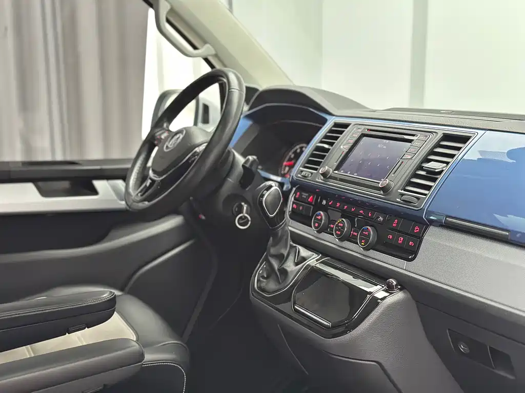 Volkswagen Multivan 2018 — фото 39