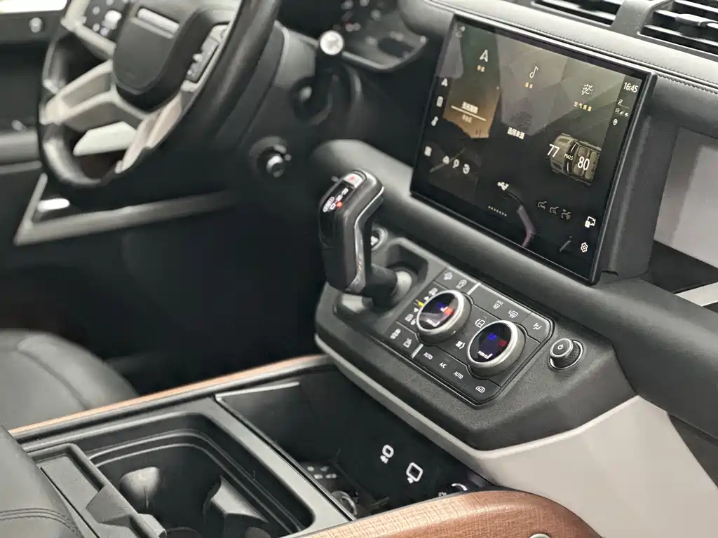 Land Rover Defender 2023 — фото 45
