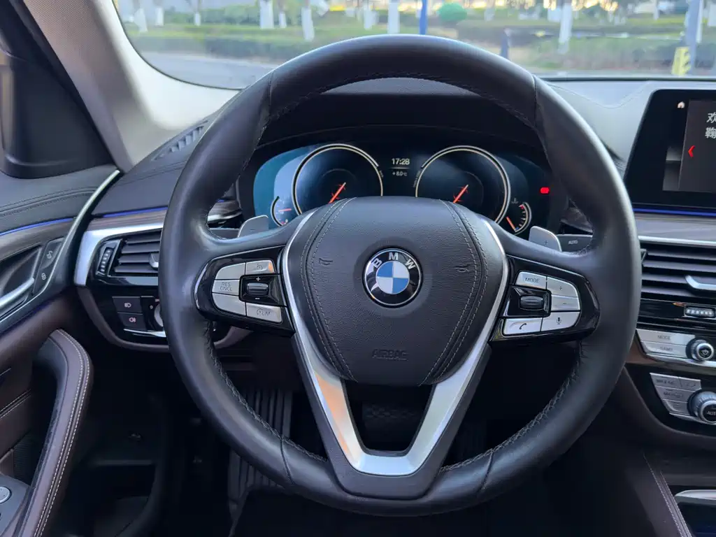 BMW 5 Series 2018 — фото 21