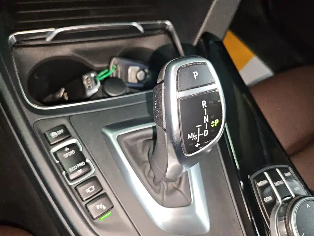BMW 3 Series 2018 — фото 10