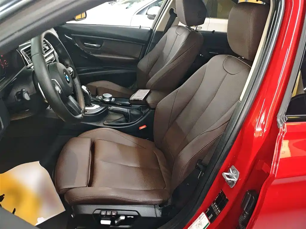 BMW 3 Series 2018 — фото 11