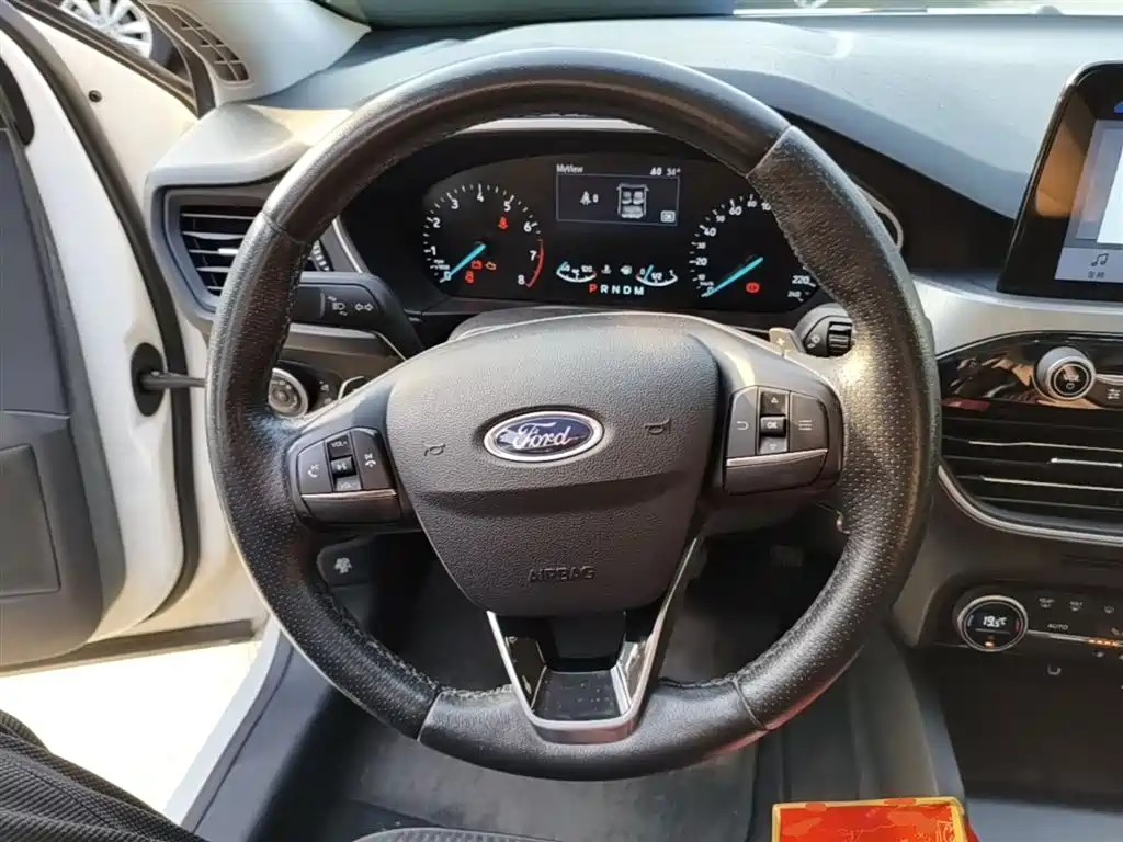 Ford Focus 2019 — фото 11