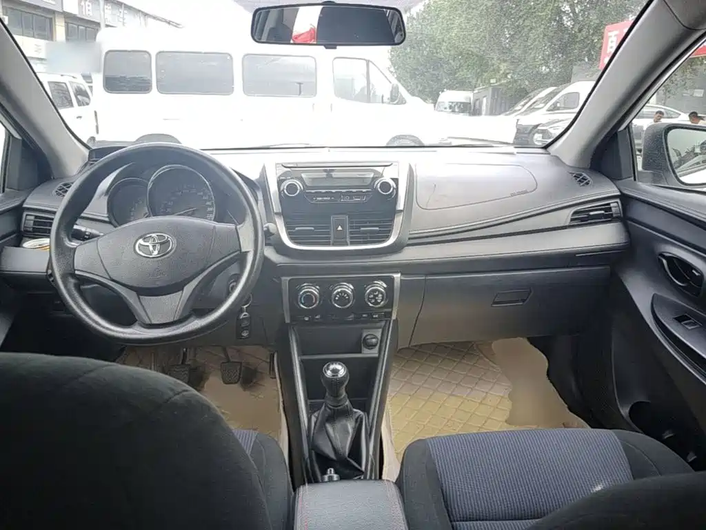 Toyota Yaris L 2017 — фото 10