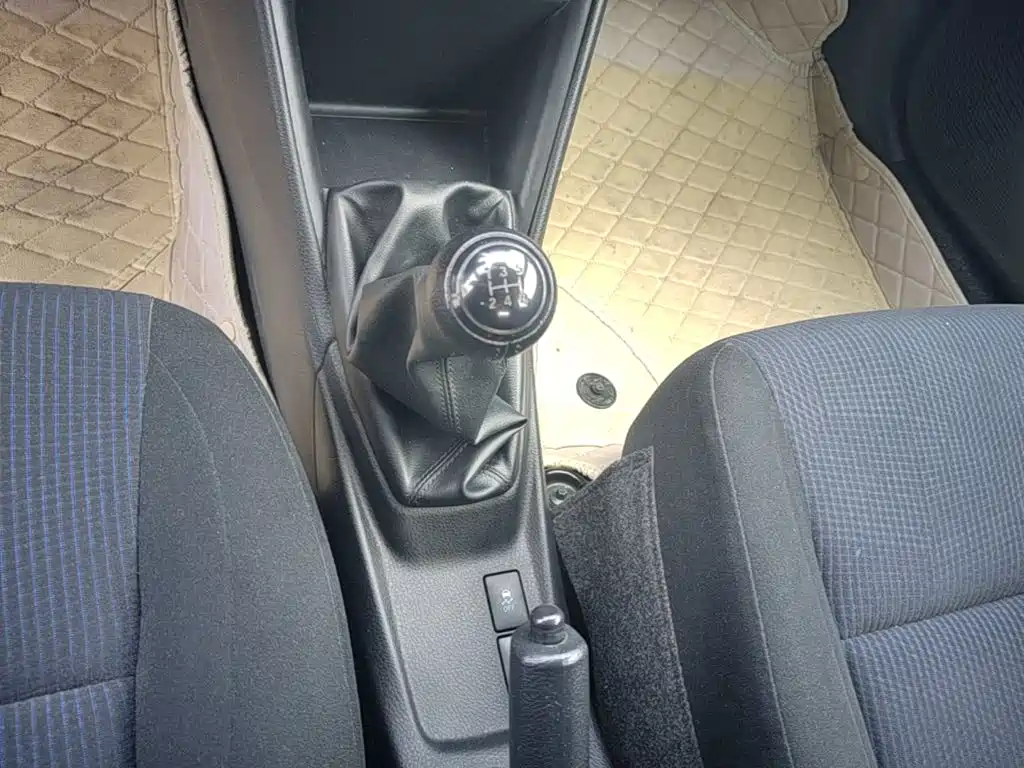 Toyota Yaris L 2017 — фото 14