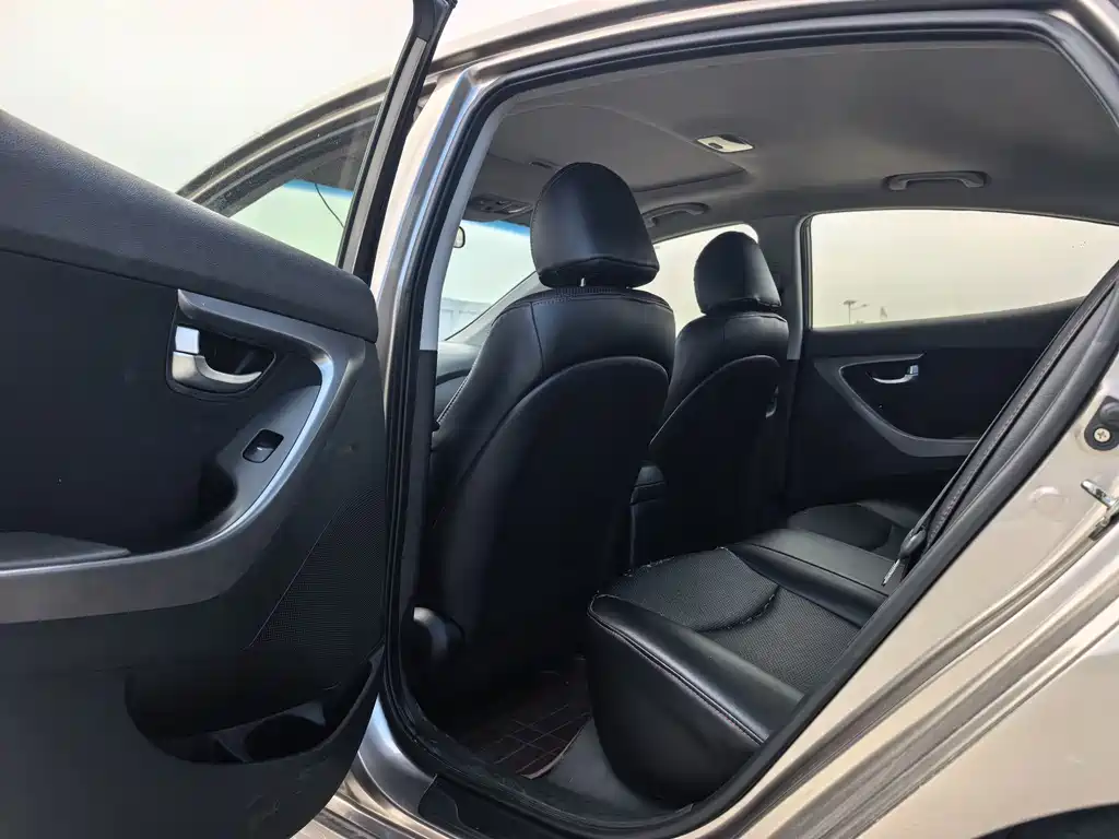 Hyundai Elantra 2015 — фото 8