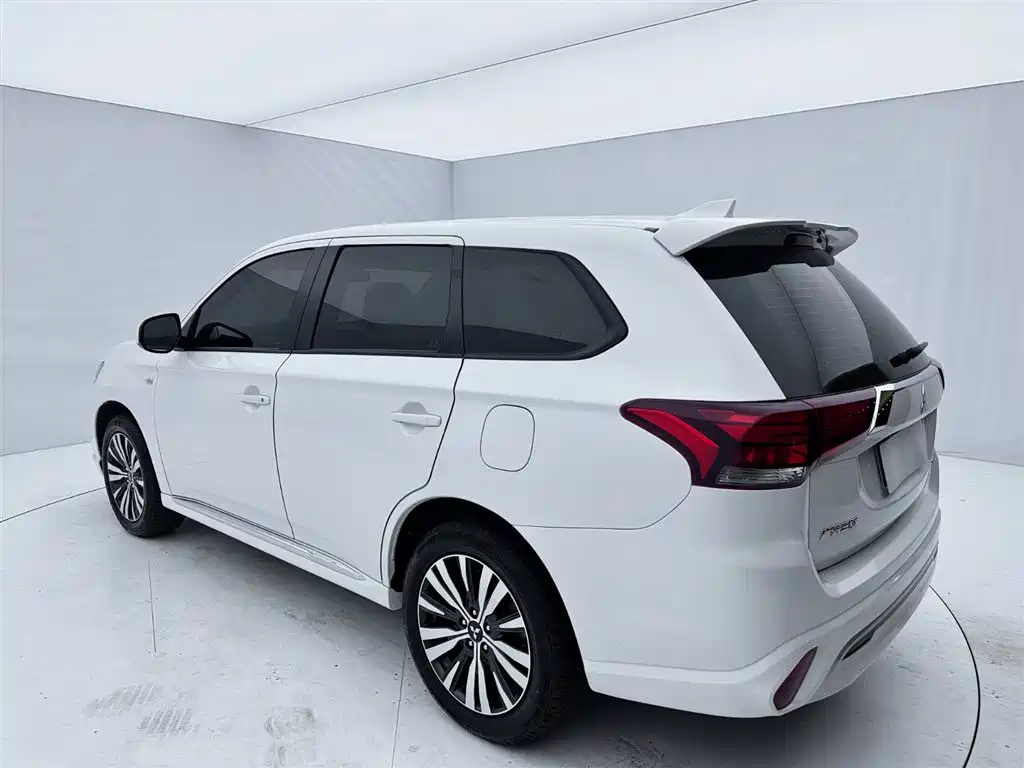 Mitsubishi Outlander 2022 — фото 8