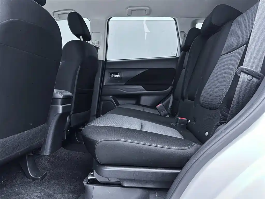 Mitsubishi Outlander 2022 — фото 16