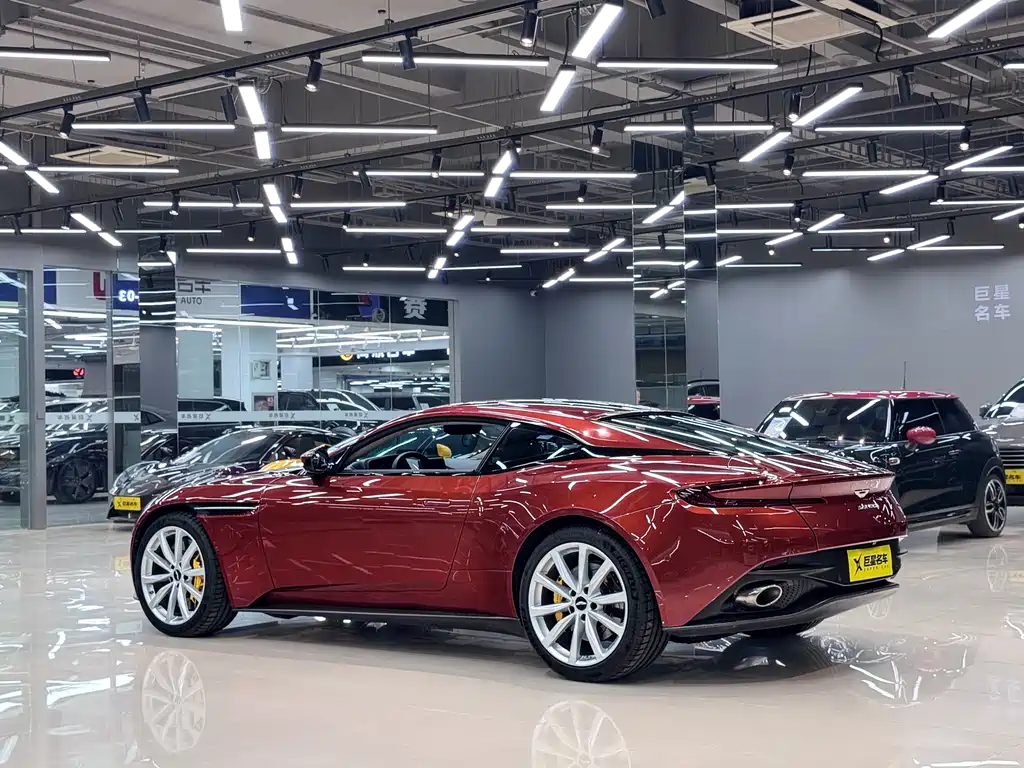 Aston Martin DB11 2020 — фото 9