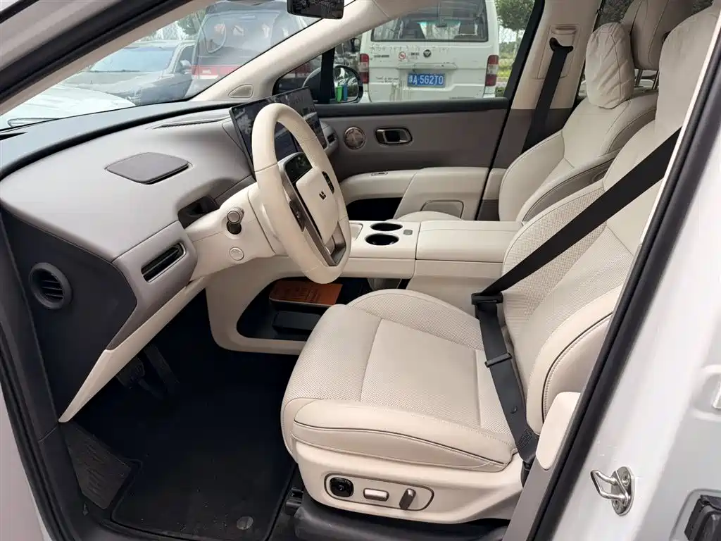 Li Auto i8 2025 — фото 10