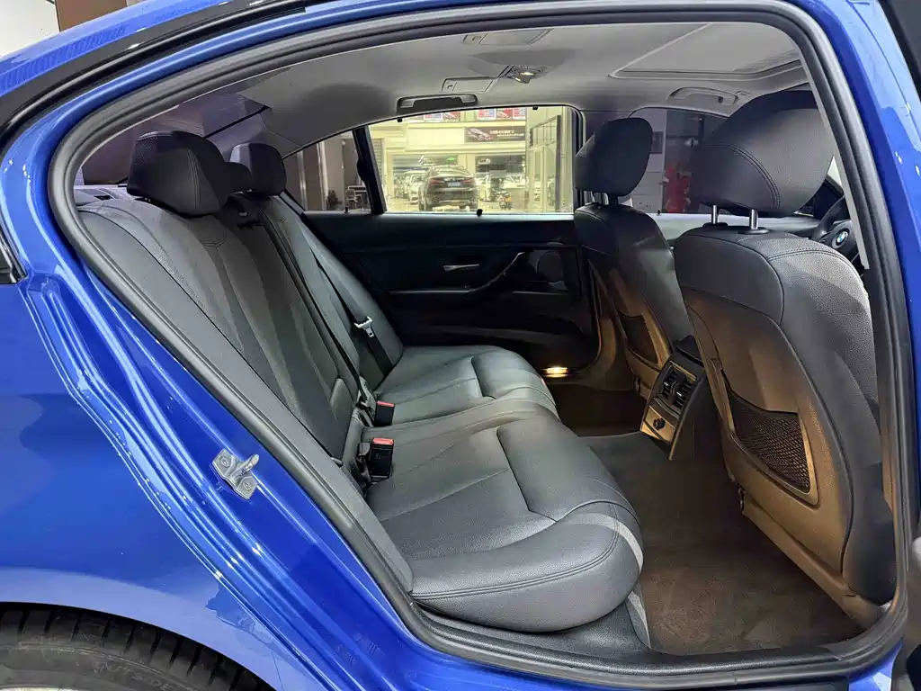 BMW 3 Series 2017 — фото 14