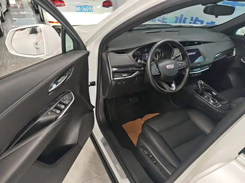 Cadillac XT4 2019 — фото 16