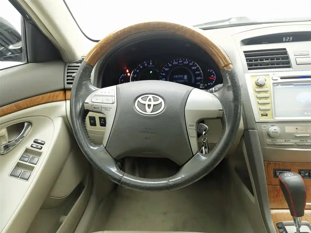 Toyota Camry 2010 — фото 11
