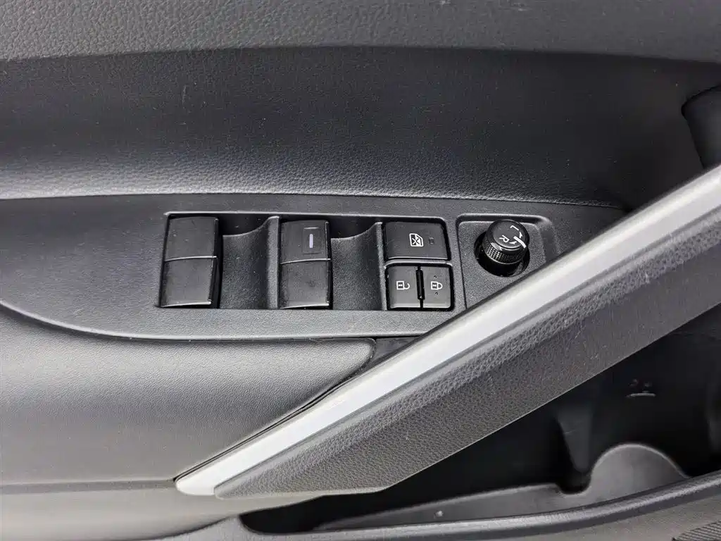 Toyota Corolla Cross 2023 — фото 9