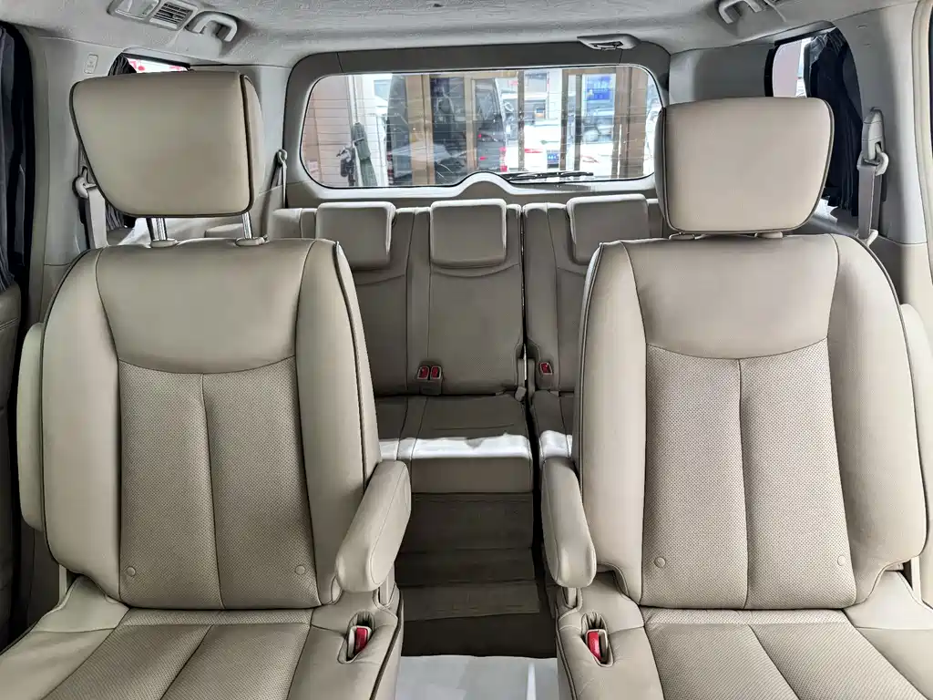Nissan Quest 2016 — фото 10