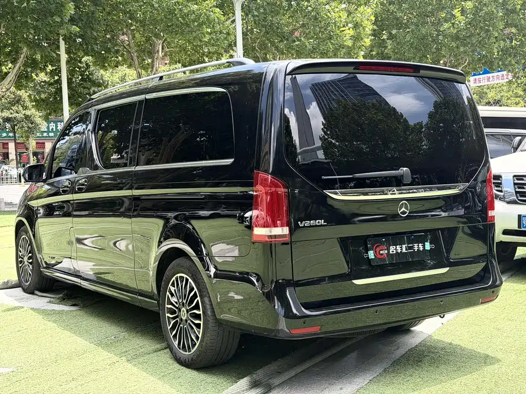 Mercedes-Benz V-Class 2023 — фото 12