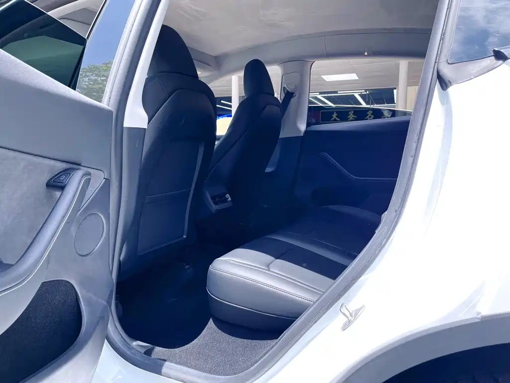 Tesla Model Y 2023 — фото 13
