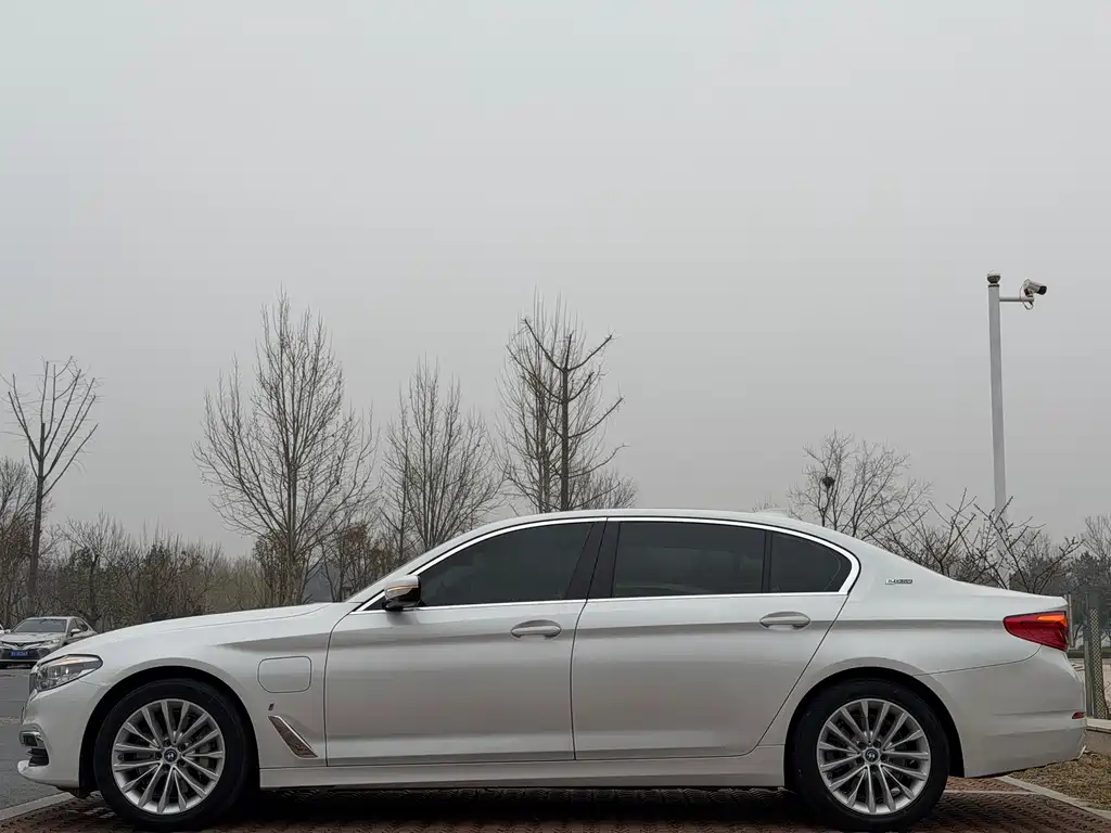 BMW 5 Series New Energy 2019 — фото 26