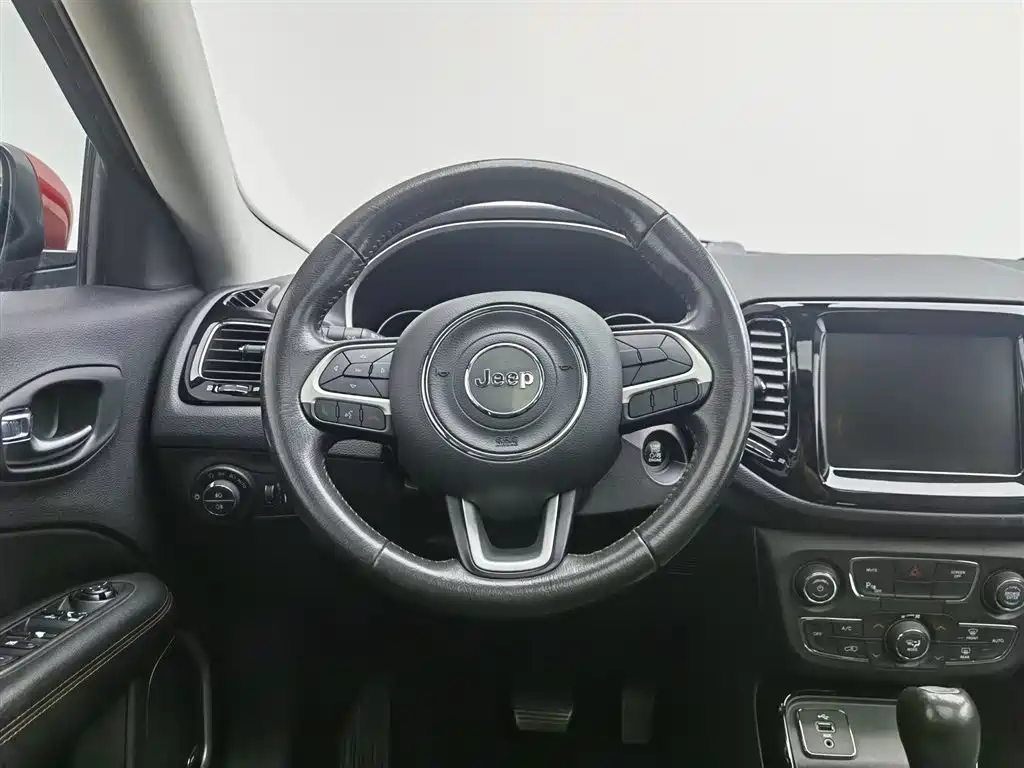 Jeep Compass 2018 — фото 11