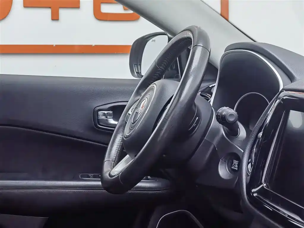 Jeep Compass 2018 — фото 22