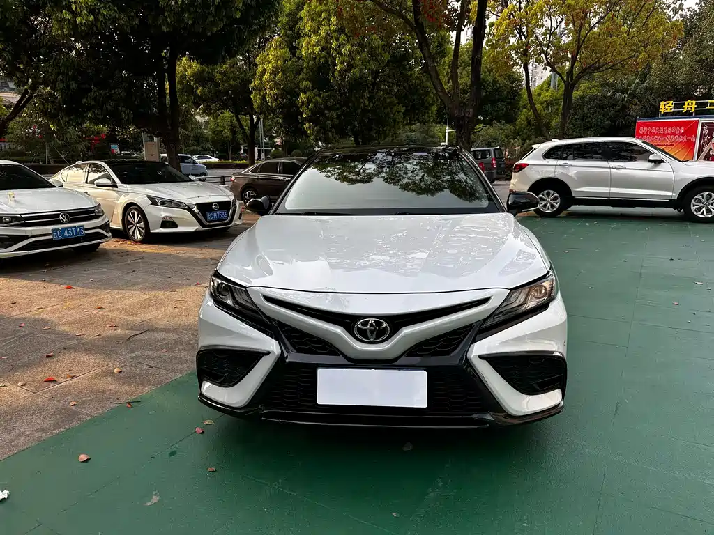 Toyota Camry 2023 — фото 2